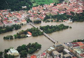Vltava 5-Kampa při povodních 14.8.2002.jpg